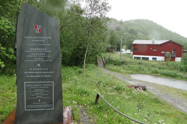 Охота на «Тирпиц». Бухта Хокейботн (Норвегия), 12 ноября 1944 года. В 1936 году Гитлер задумался о возрождении в Германии сильного флота. Чтобы порадовать фюрера, немецкие инженеры разработали