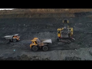 Карьерный экскаватор ЭКГ 12 на погрузке на  «Моховском угольном разрезе»