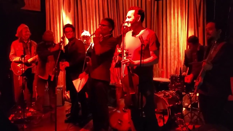 Mike Viola and band performing I Want It That Way (with Brendan