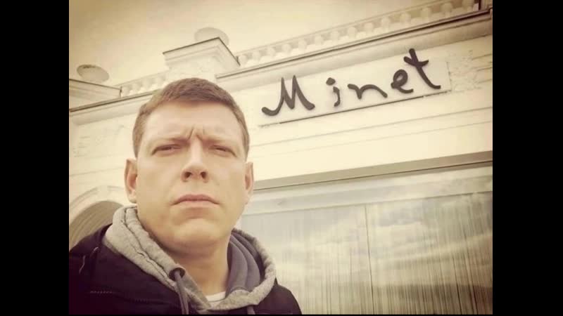 Чел мотает руками и стонет, а потом такой оп