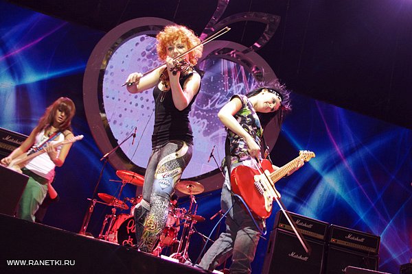 Группа ранеткионцерт. Ранетки лужники 2009. Группа ранеткионцерт. Концерт ранеток в лужниках. Ранетки выступление.