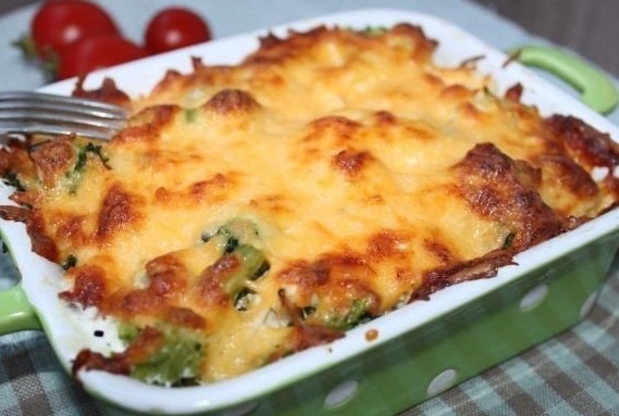 Курица с брокколи под сливочным соусом Ингредиенты: Куриное филе (грудка) 1 шт. Брокколи 300 гр Твердый сыр 100 гр Сливки 10% 200 мл Лук репчатый 1 шт. Соль, перец черный молотый по вкусу