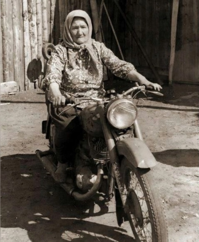 Бабушка на мотоцикле
