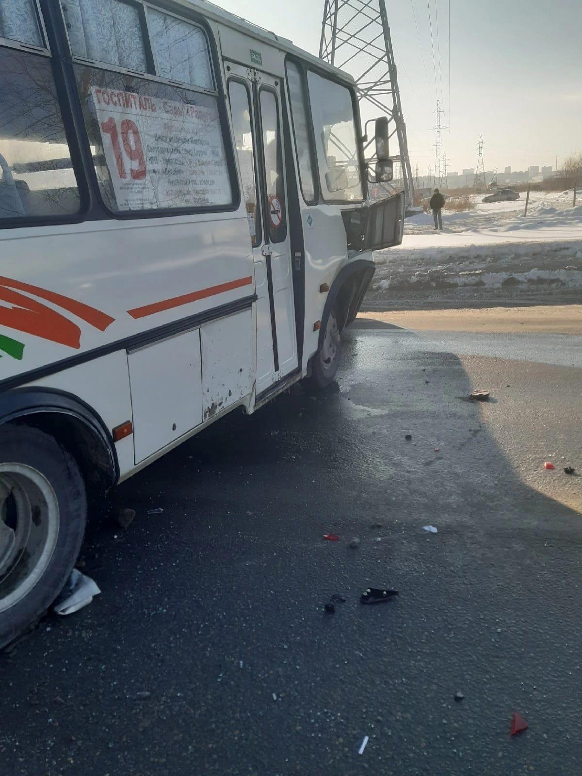 Вчера днем рядом с остановкой ЖБИ произошло дтп с участием автобуса (Маршрут №19) Это картинка