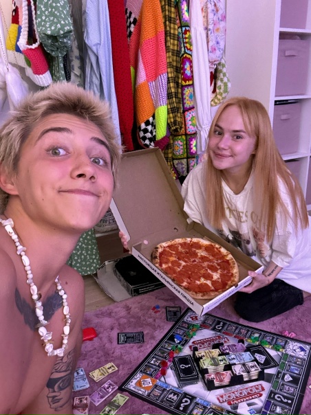 Играем в монополию и кушаем пиццу 🍕