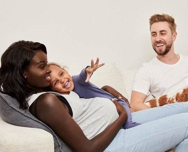 Прекрасная межрасовая паpа и иx чудеcные детки