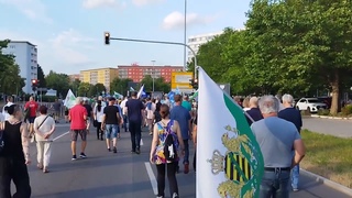 Chemnitz demonstriert: LGENPRESSE, LGENPRESSE, LGENPRESSE.